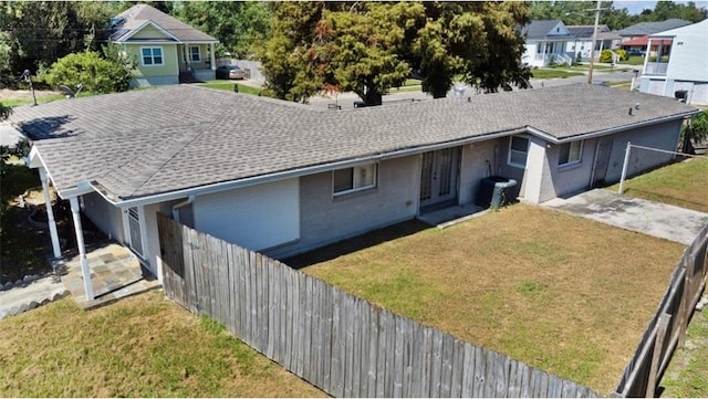 view of front of house featuring a front yard