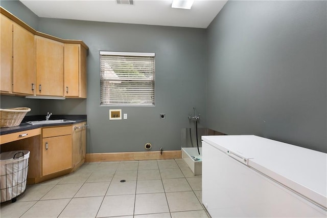 laundry room with washer hookup, hookup for an electric dryer, light tile patterned floors, hookup for a gas dryer, and sink