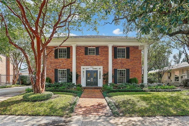 view of front facade with a front yard