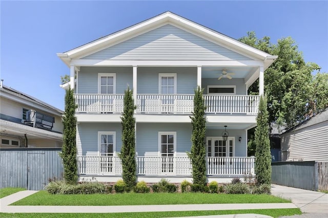 view of front of home featuring ceiling fan and a balcony