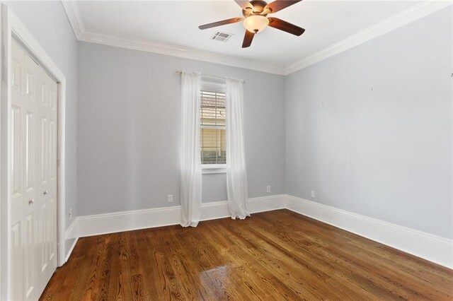 empty room with ceiling fan, ornamental molding, and hardwood / wood-style floors