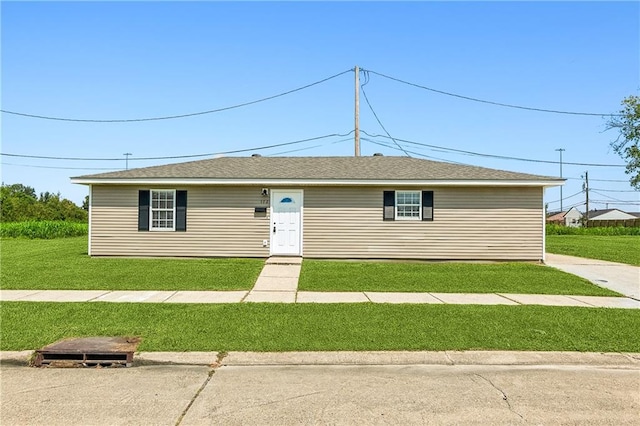 view of front of property featuring a front lawn