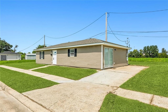 ranch-style home featuring a front lawn