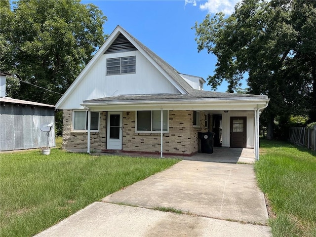 view of front of home with a front lawn and a carport