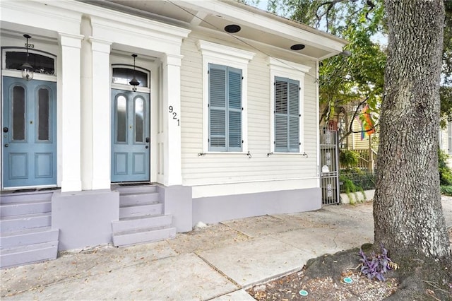 entrance to property featuring covered porch