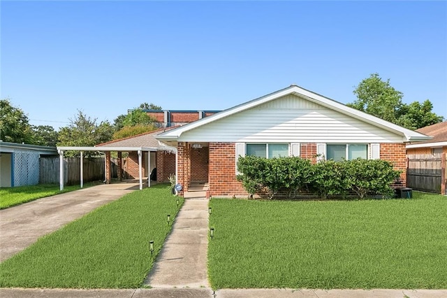 view of front of house featuring a carport and a front yard