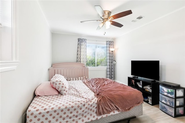 bedroom with ceiling fan