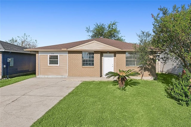 ranch-style house featuring a front yard