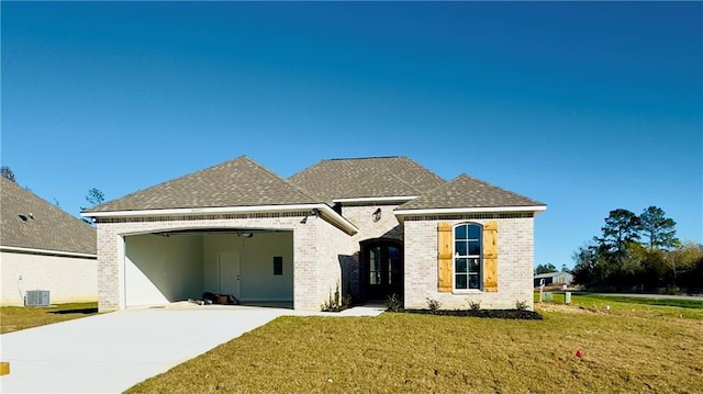 view of front of house featuring a front yard