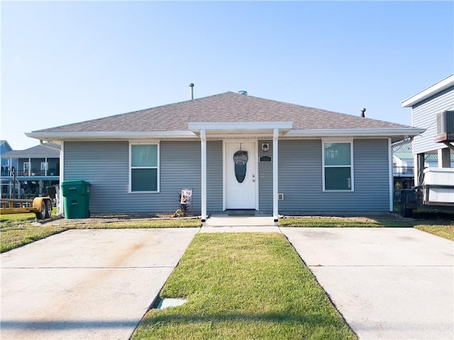 view of front of property with a front yard