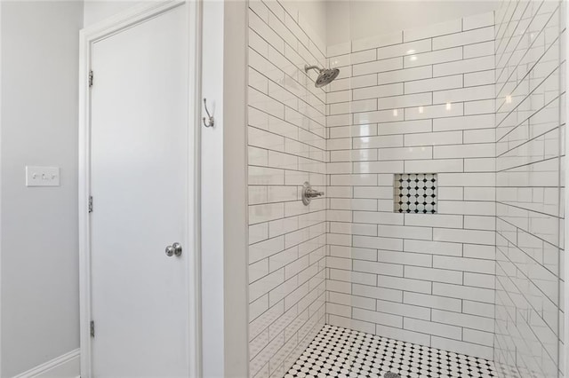 bathroom featuring a tile shower