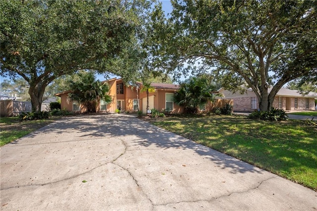 view of front facade featuring a front yard