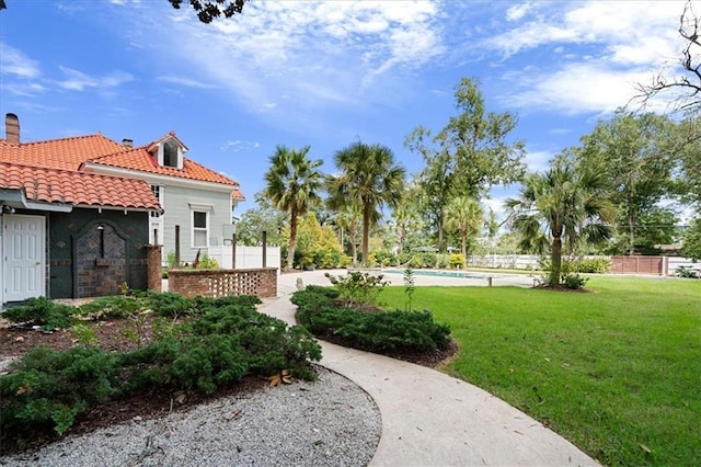 view of yard featuring a pool