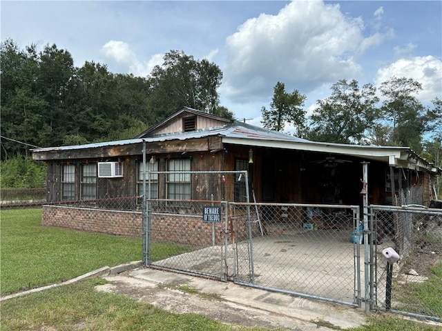 view of front of property featuring a front yard