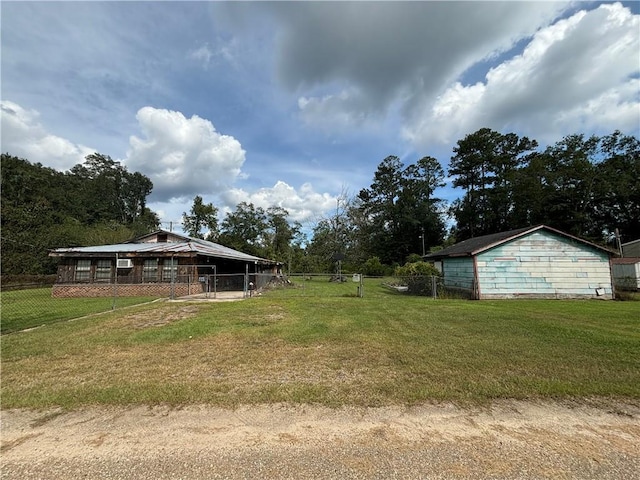 view of yard with an outbuilding