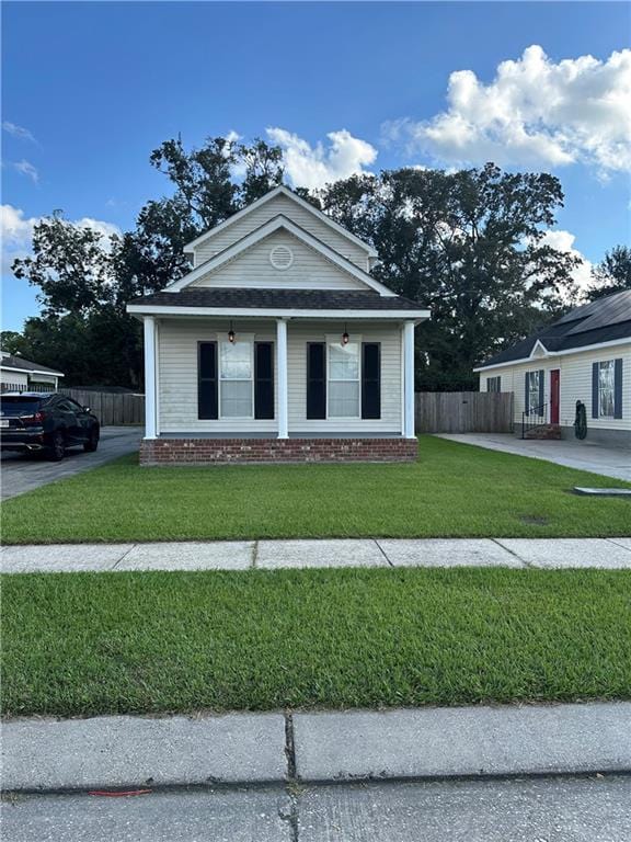 view of front of house featuring a front yard