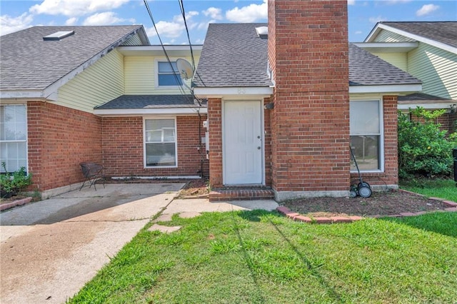 view of front of property featuring a front lawn