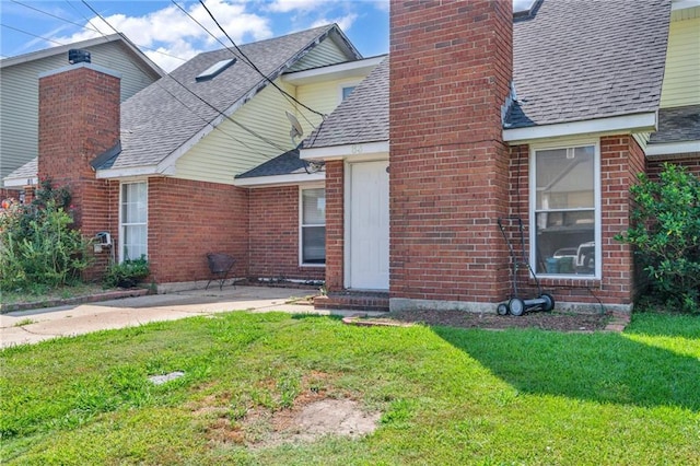 view of front facade with a front yard