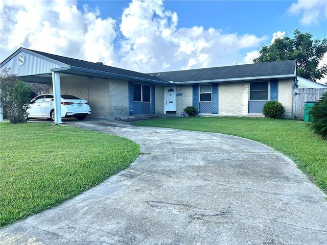 ranch-style home featuring a front lawn and a carport