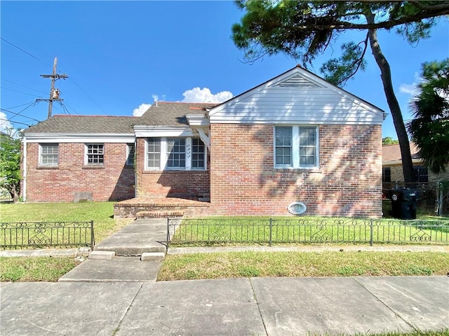 view of front of house featuring a front yard