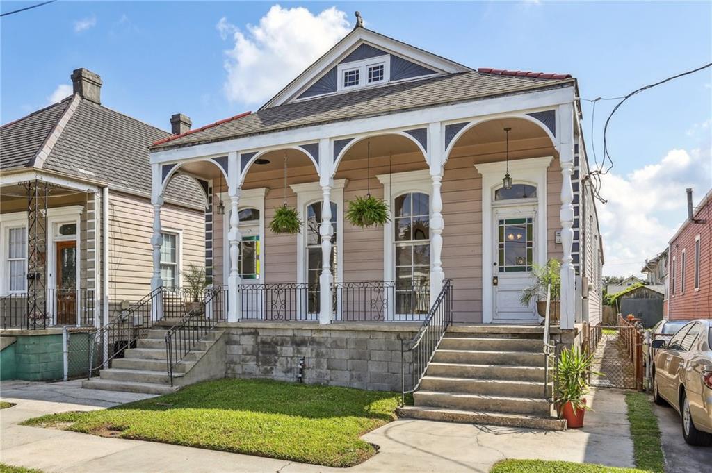 view of front of house with covered porch