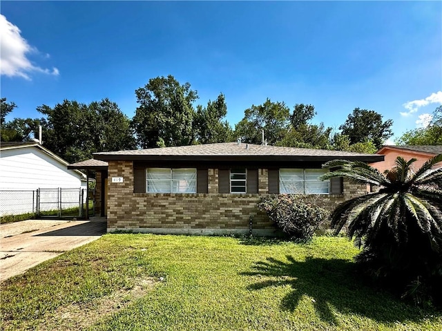 single story home with a front lawn