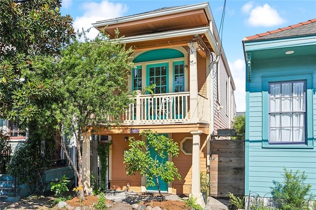 view of front of property featuring a balcony