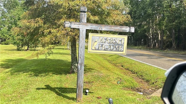 community sign with a lawn