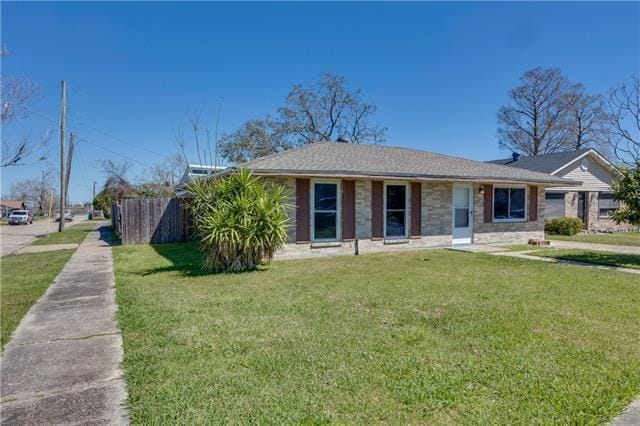 view of front of property featuring a front lawn