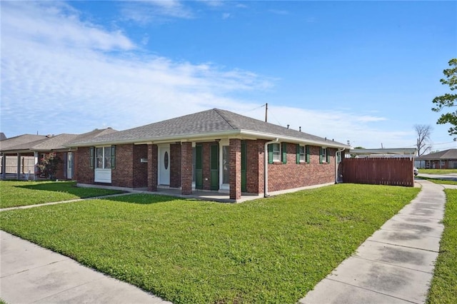 ranch-style home featuring a front lawn