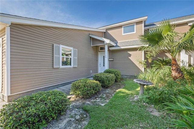 view of front of house with a front yard