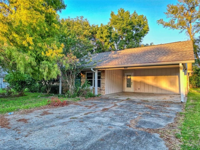 view of front facade featuring a garage