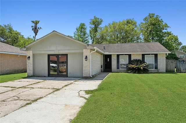 single story home featuring a front lawn