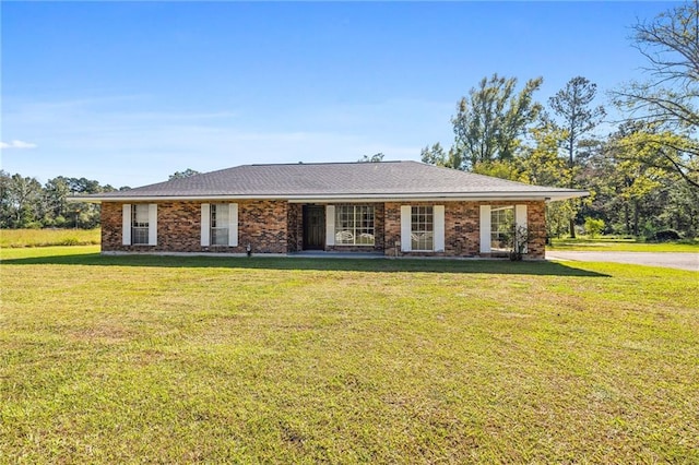 ranch-style house featuring a front yard