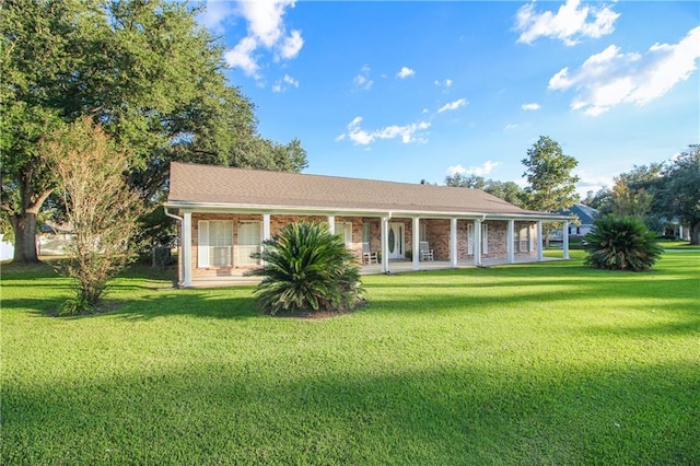 view of front of property featuring a front yard and a porch