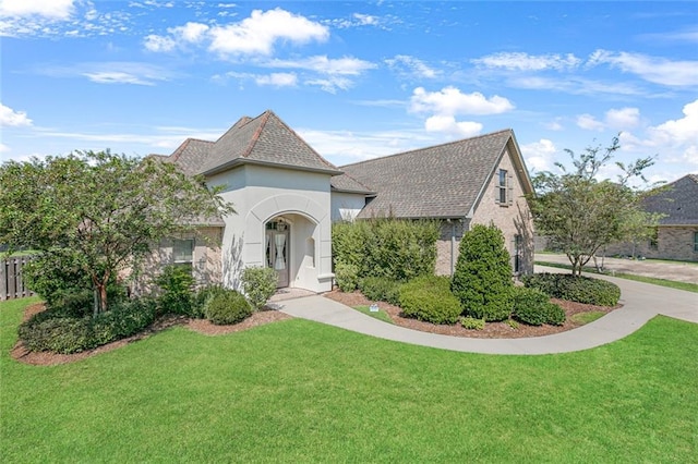 view of front facade featuring a front yard