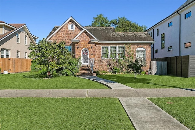 view of front of home featuring a front yard