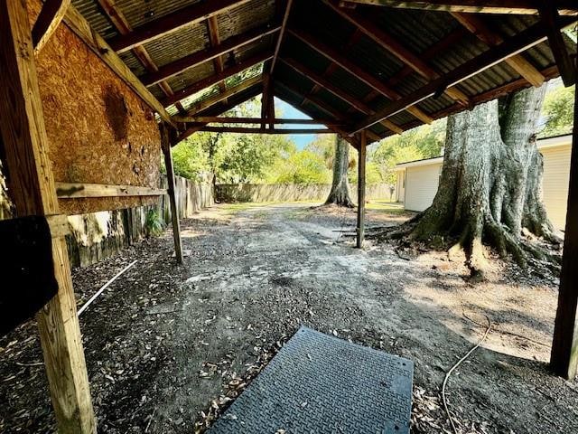 view of yard featuring an outbuilding