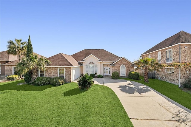 ranch-style house featuring a front yard