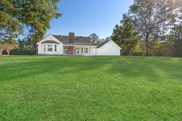 view of front of property featuring a front lawn