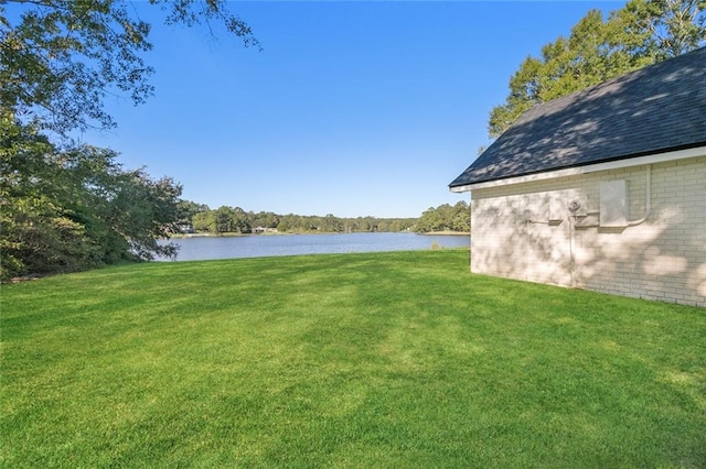 view of yard featuring a water view