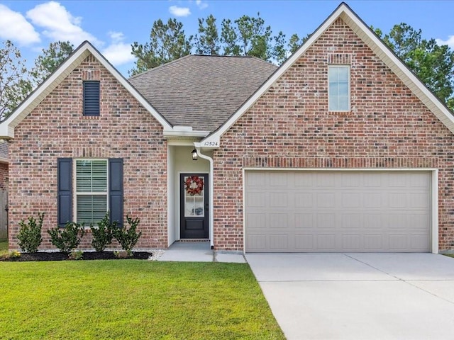 front of property featuring a front lawn