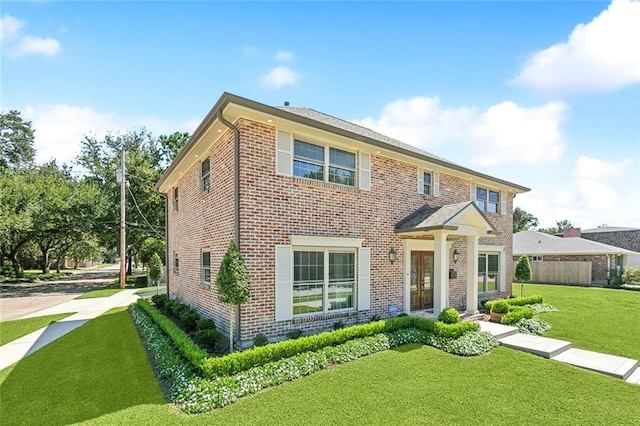 view of front of property featuring a front yard