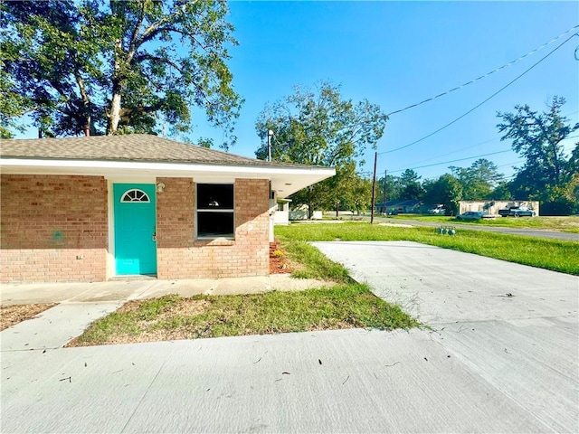 view of front facade with a front yard