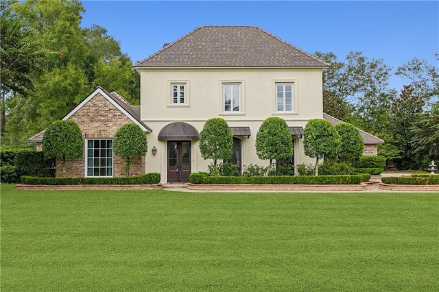 view of front facade featuring a front yard