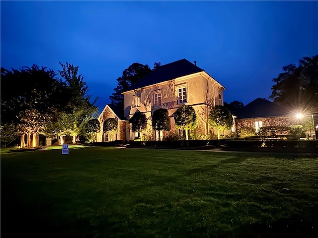 view of front of property featuring a front lawn