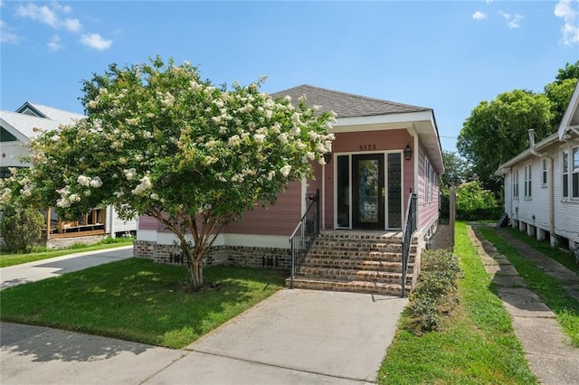 view of front of property featuring a front lawn