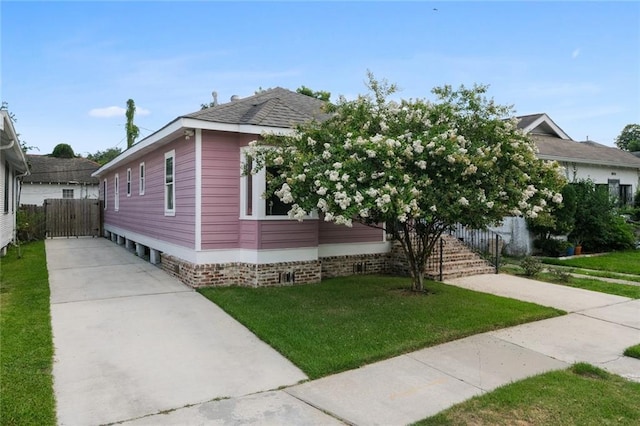 view of front of house with a front lawn