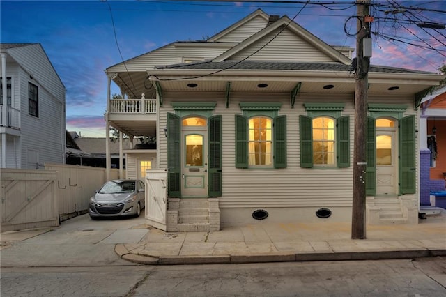 view of front of home featuring a balcony