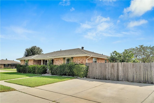 ranch-style home featuring a front yard